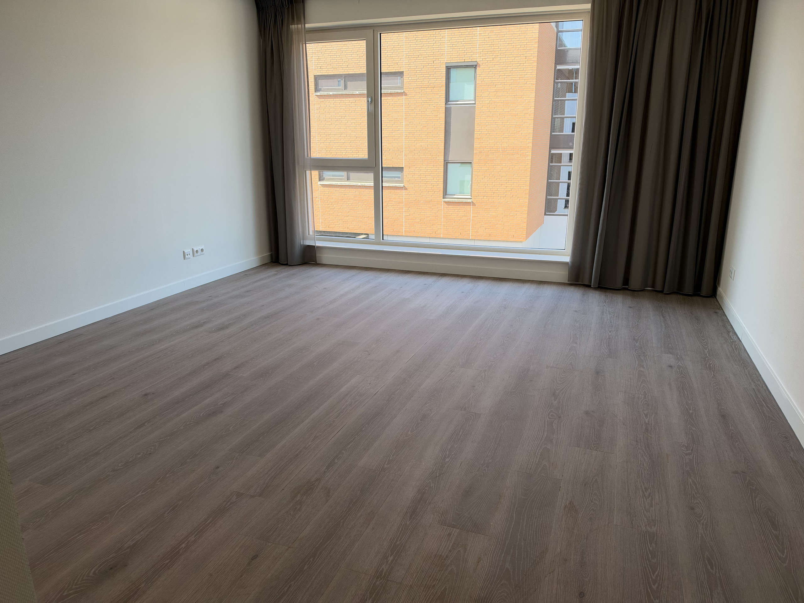 Woonkamer met afgewerkte PVC-vloer