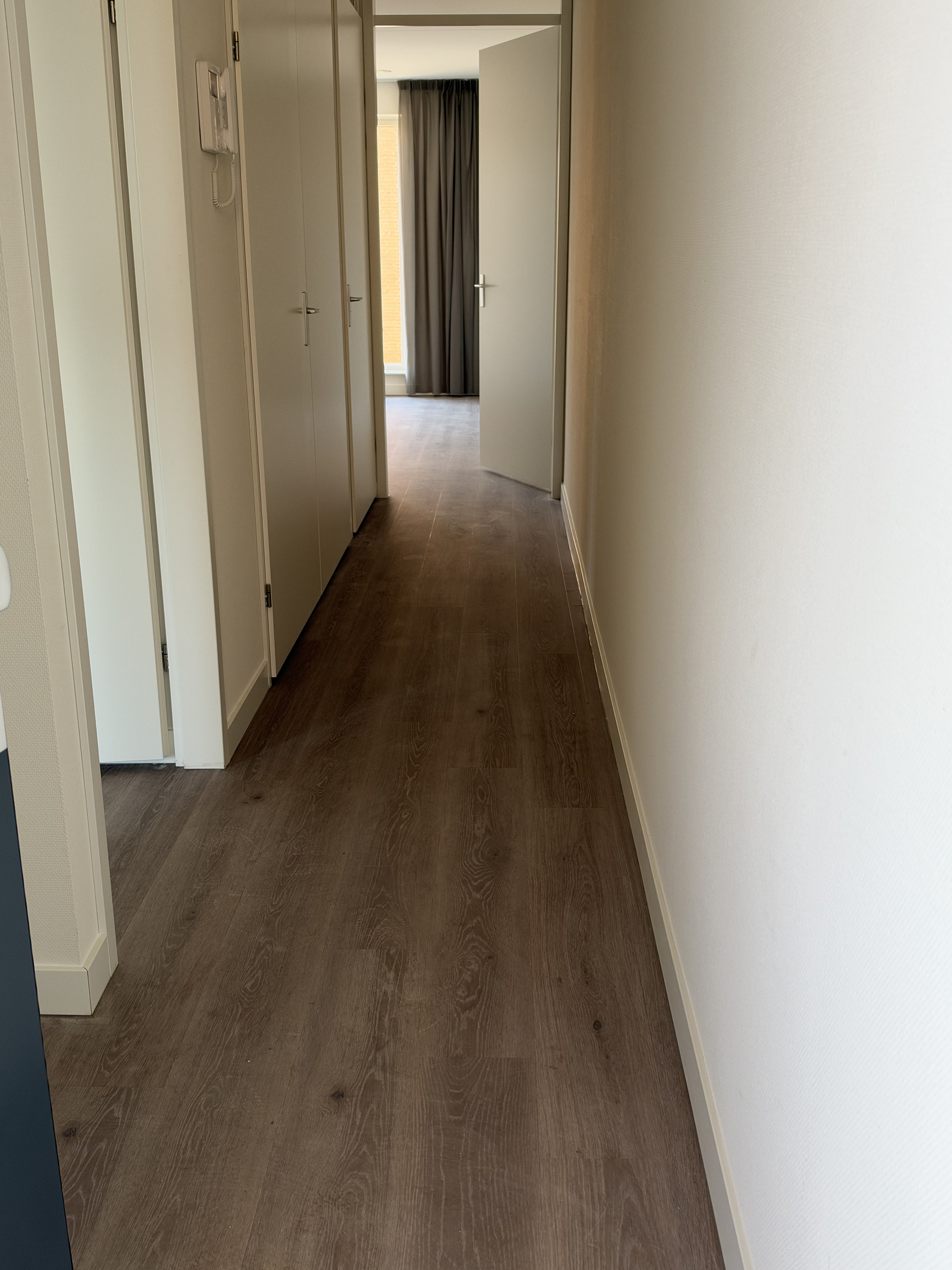 Gang met PVC-vloer en plinten